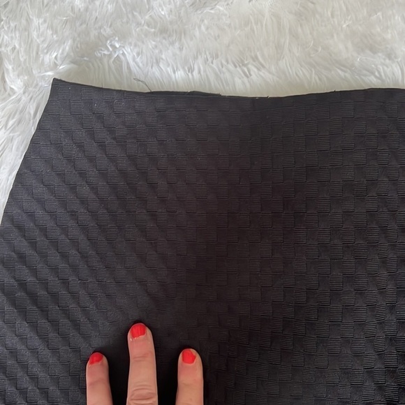MAGGY LONDON Solid Black Textured Weave Fabric Pencil Skirt, Size 12, EUC. - Picture 4 of 8